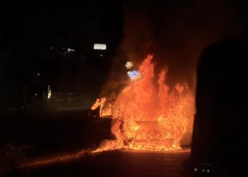 Seyir halindeyken alev alan otomobil küle döndü