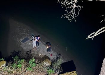 Balık tutmak için nehre açılan 2 kişi mahsur kaldı