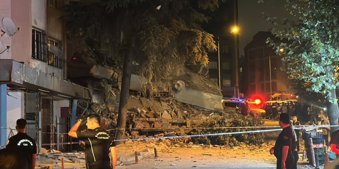 Bahçelievler’de 4 katlı bina çöktü