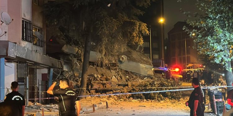 Bahçelievler’de 4 katlı bina çöktü