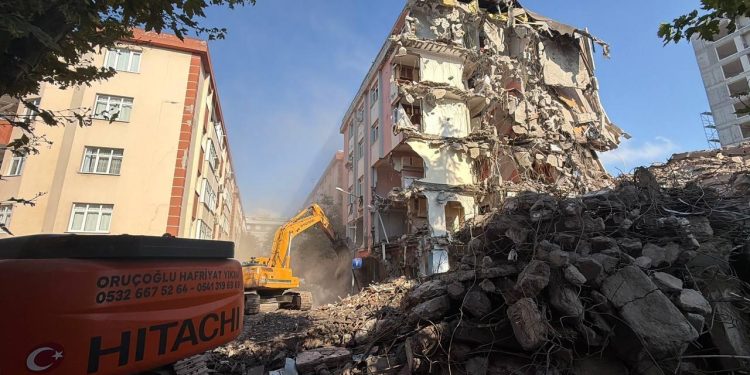 Bahçelievler’de binanın çökme anı kamerada
