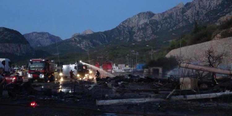 Antalya’da balıkçı barınağına sıçrayan yangında 20’den fazla tekne zarar gördü