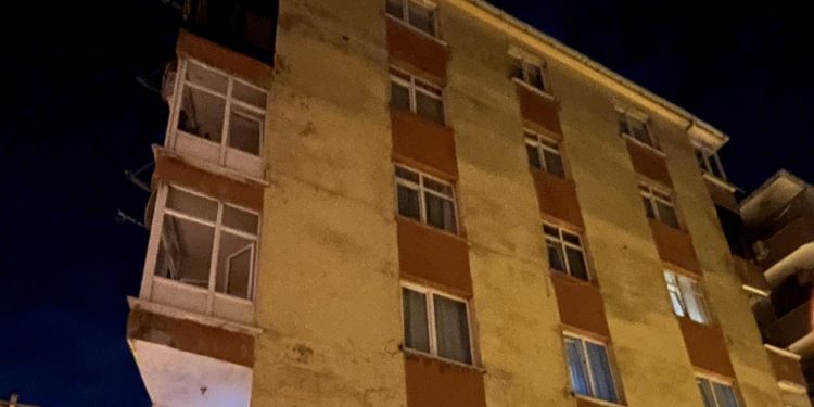 Dairenin balkonu çöktü, 5 katlı bina mühürlendi