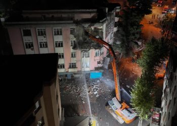 Bahçelievler’de çöken binanın yanındaki riskli yapının yıkımına başlandı