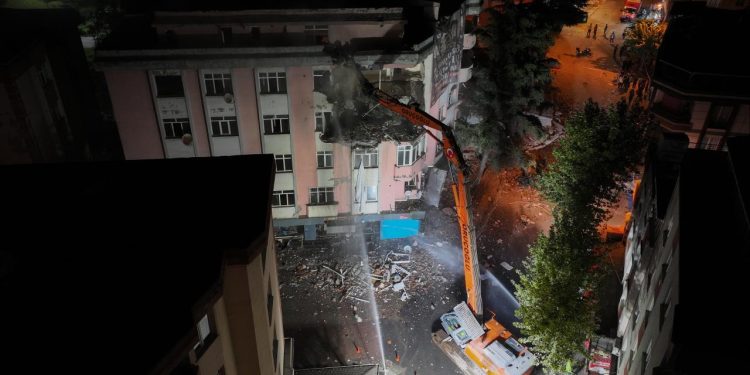 Bahçelievler’de çöken binanın yanındaki riskli yapının yıkımına başlandı