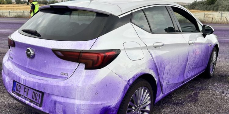 Tırdan dökülen boya araçları boyadı