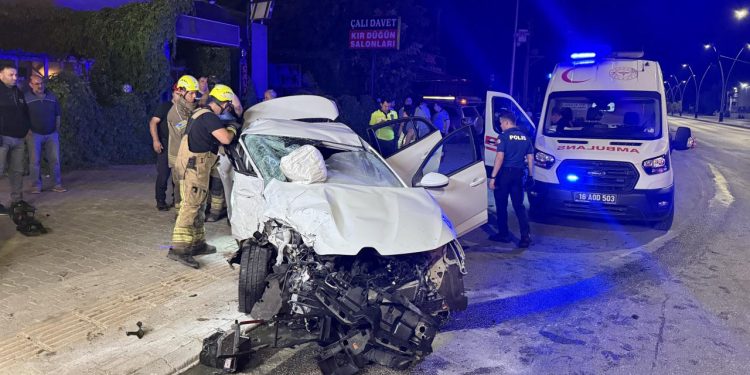 Bursa’da iki otomobilin çarpıştığı kazada 2 kişi öldü, 2 kişi yaralandı