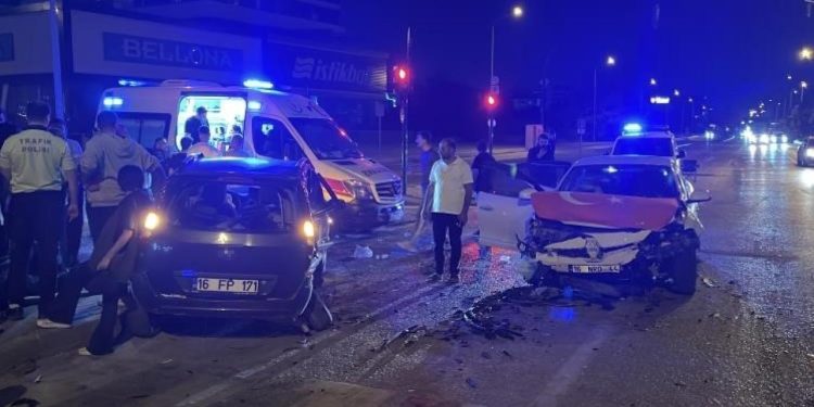 Bursa’da iki otomobilin çarpıştığı kazada 7 kişi yaralandı
