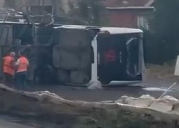 İstanbul’da servis otobüsü devrildi: 15 yaralı