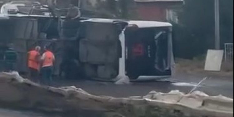 İstanbul’da servis otobüsü devrildi: 15 yaralı