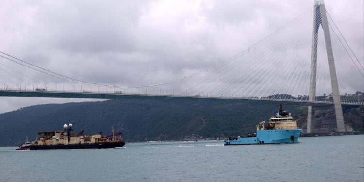 İstanbul ve Çanakkale boğazlarından 6 ayda 40 bin gemi geçti