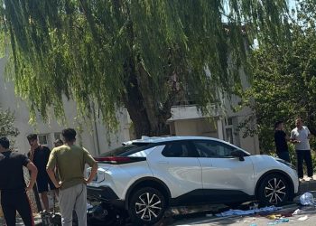 Gökçeada’da park halindeki otomobile çarpan motosikletteki 2 kişi öldü