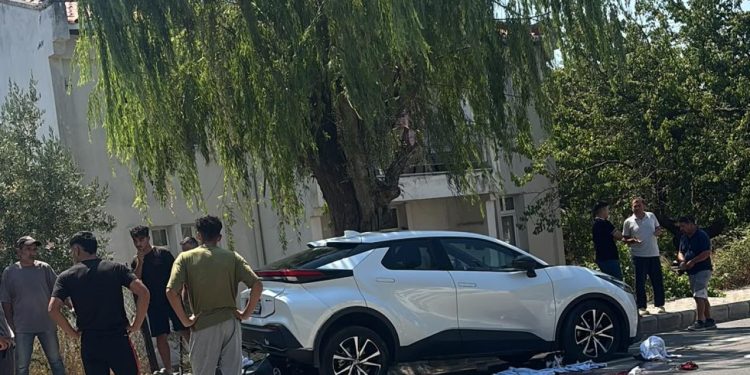 Gökçeada’da park halindeki otomobile çarpan motosikletteki 2 kişi öldü
