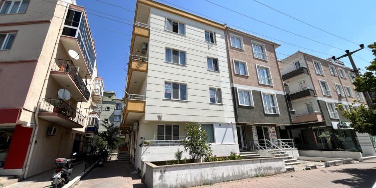 Çanakkale’de binadaki ilaçlamadan zehirlendiği öne sürülen çocuk öldü, anne yoğun bakımda