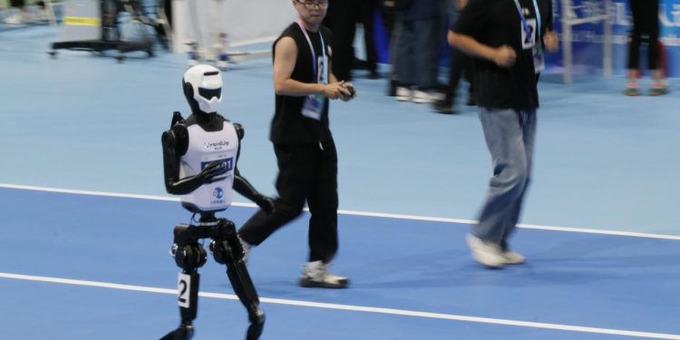 Çinli insansı robot 100 metreyi Usain Bolt’tan daha hızlı koştu