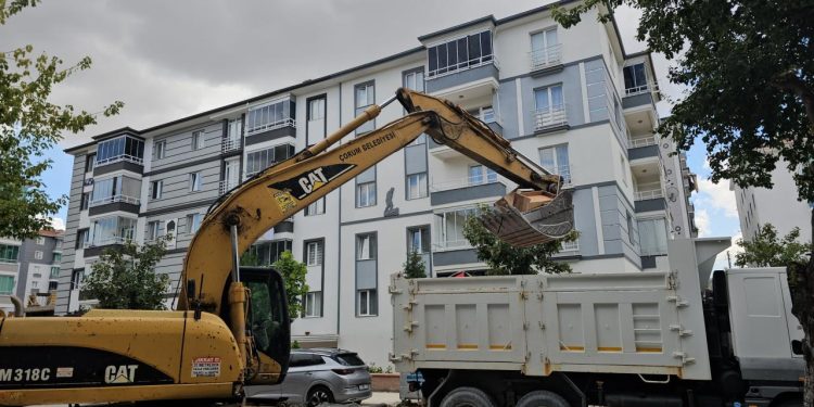 Kötü koku ihbarıyla gittiler, evden 3 kamyon çöp çıktı