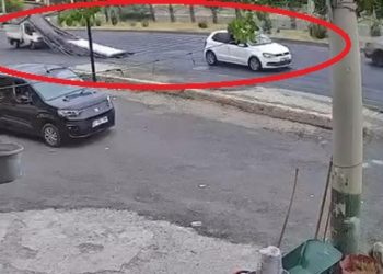 Diyarbakır’da faciadan dönüldü: Fren yapan kamyonetin demirleri yola saçıldı