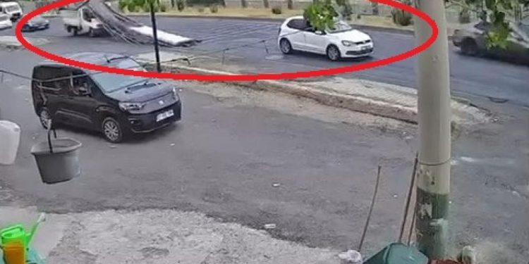 Diyarbakır’da faciadan dönüldü: Fren yapan kamyonetin demirleri yola saçıldı