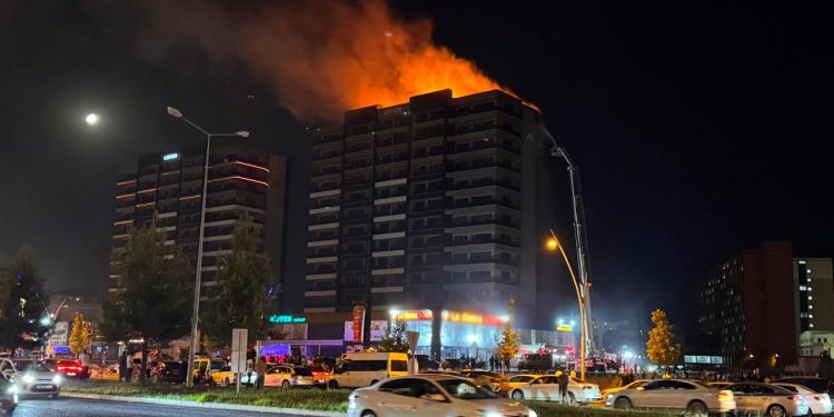 Diyarbakır’da bir plazada yangın çıktı