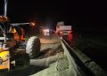 Erzincan-Sivas kara yolunda meydana gelen heyelanda bir tır bariyerlere sıkıştı