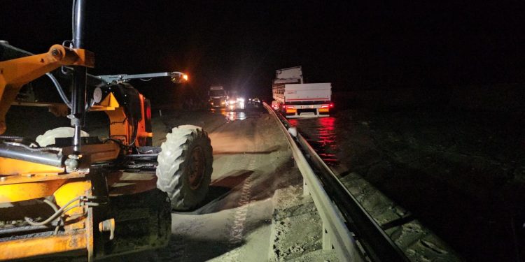 Erzincan-Sivas kara yolunda meydana gelen heyelanda bir tır bariyerlere sıkıştı