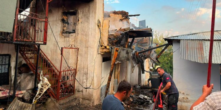 Erzincan’da çıkan yangında bitişik haldeki 8 ev kullanılamaz hale geldi