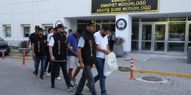 ‘İnternet altyapısı değişikliği’ bahanesiyle 801 kişiyi dolandıran 82 şüpheli adliyede