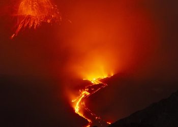İtalya’da Etna Yanardağı’nın patlamasıyla oluşan kül bulutu uçuşları aksattı
