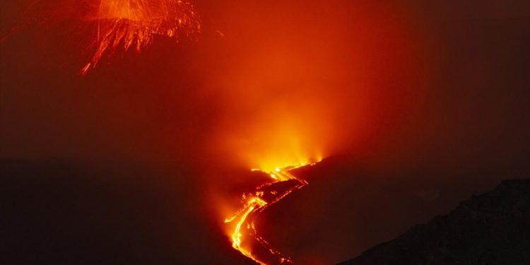 İtalya’da Etna Yanardağı’nın patlamasıyla oluşan kül bulutu uçuşları aksattı