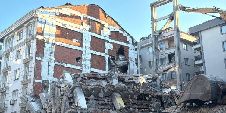 Yıkılan binadan kopan betonlar 2 binaya zarar verdi