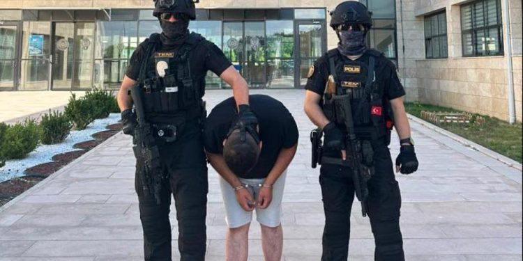 Yakalanan FETÖ’cü firari terörist Karatepe ile irtibatlı kişi tutuklandı