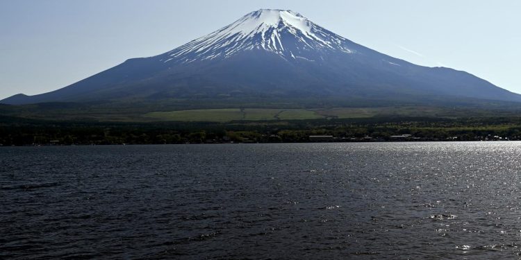Japonya’da bir baba, Fuji Dağı’na tırmanmak için 7 yaşındaki çocuğunu 2 bin metrede yalnız bıraktı