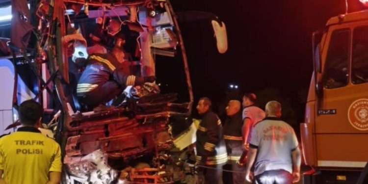 Gaziantep’te yolcu otobüsü ile tır çarpıştı: 2 ölü, 22 yaralı