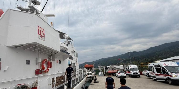 Karadeniz’de su alan ticari gemideki 13 kişi tahliye edildi