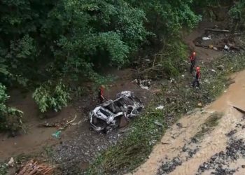 Giresun’da şiddetli yağış nedeniyle araç dereye uçtu: 2 kişi aranıyor