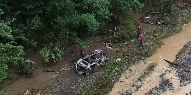 Giresun’da şiddetli yağış nedeniyle araç dereye uçtu: 2 kişi aranıyor