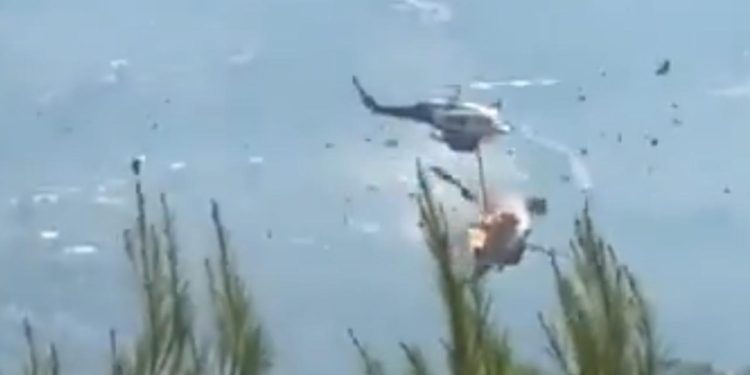 Yunanistan’da iki yangın söndürme helikopteri havada çarpıştı