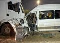 Hatay’da servis minibüsü ile tır çarpıştı: 1 ölü, 14 yaralı