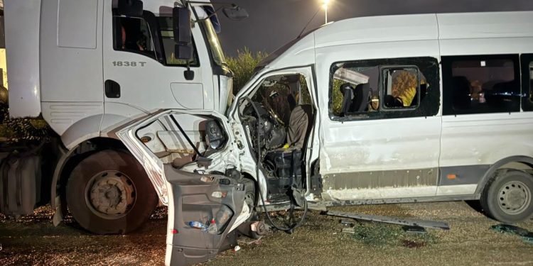 Hatay’da servis minibüsü ile tır çarpıştı: 1 ölü, 14 yaralı