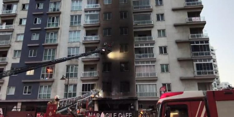 İstanbul’da kafede yangın