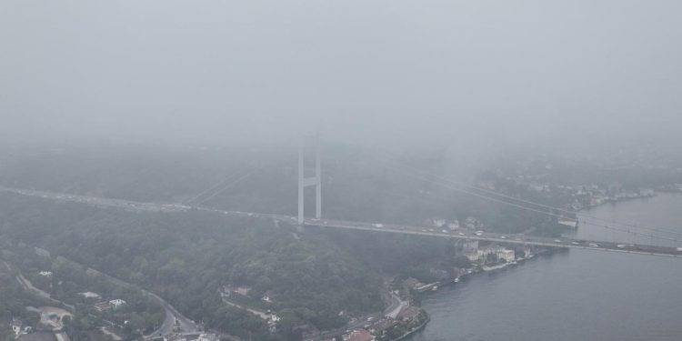 İstanbul Boğazı’nı yoğun sis kapladı