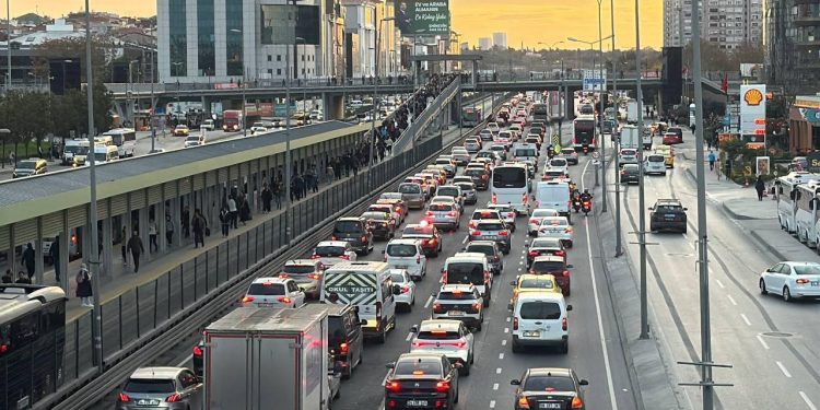 İstanbul’da sürücüler dikkat: Çok sayıda yol trafiğe kapandı