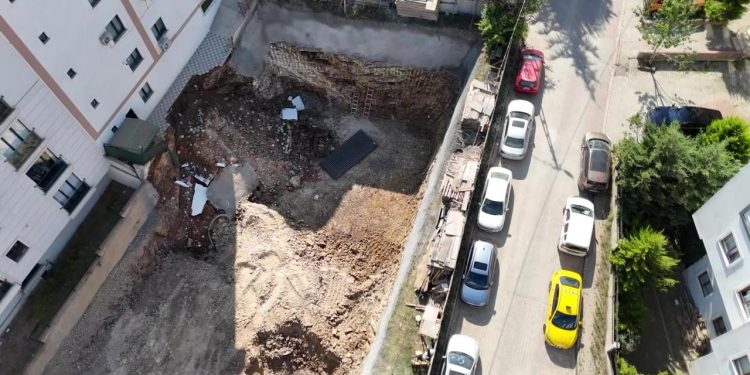 Çekmeköy’de istinat duvarı çöken inşaatın yanındaki 5 katlı bina boşaltıldı