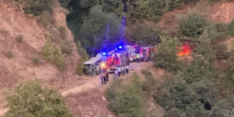 İzmir’de tarım işçilerini taşıyan minibüs kaza yaptı: 1 kişi öldü, 8 kişi yaralandı