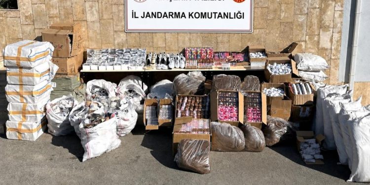 Kırşehir’de kaçakçılık operasyonu: 5 bin 23 ürün ile 500 kilogram çay ve tütün ele geçirildi