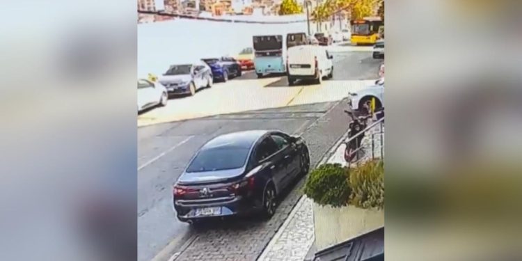 Kağıthane’de minibüsle İETT otobüsü çarpıştı