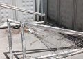 4 yaşındaki çocuğun üzerine kale direği devrildi