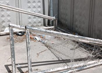 4 yaşındaki çocuğun üzerine kale direği devrildi
