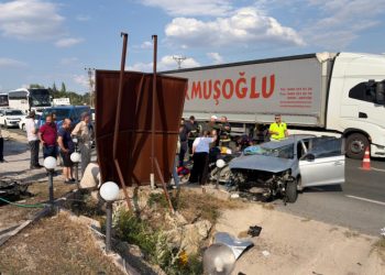 Menfeze çarpan otomobil devrildi: 2 ölü