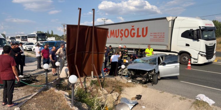 Menfeze çarpan otomobil devrildi: 2 ölü
